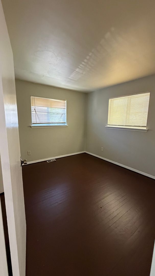 Building Photo - Lovely 3 Bedroom, 1 Bathroom Home