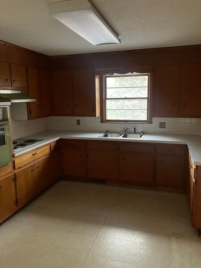 Photo - 669 McGregor Rd House