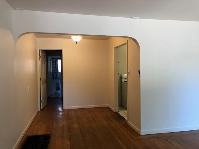Building Photo - Charming One Bedroom Duplex