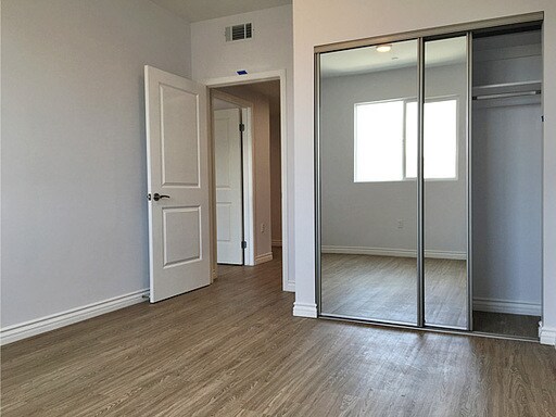 Foto del edificio - 8746 Burnet Ave
