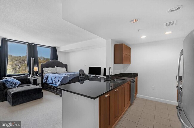 Foto del edificio - 2451 Midtown Ave