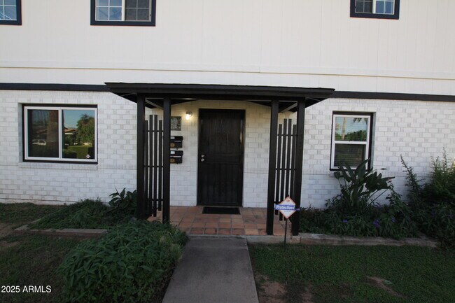 Foto del edificio - 1333 E Flower St