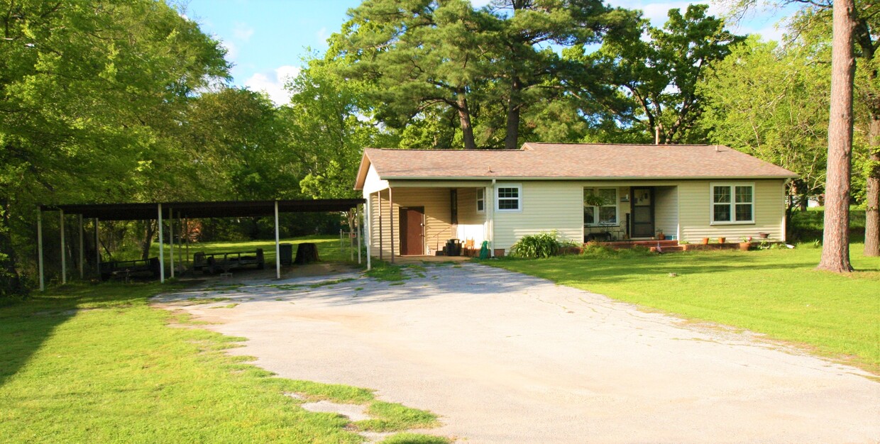 Covered parking and carport - 560 W Hwy 243