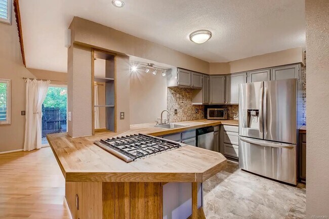 Foto del edificio - Beautiful townhouse in Gunbarrel with modern appliances, private master suite, vaulted ceilings, ...