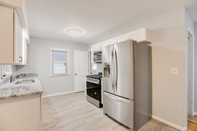 Foto del edificio - Stunningly Renovated 5-Bed Arden Hills Home.