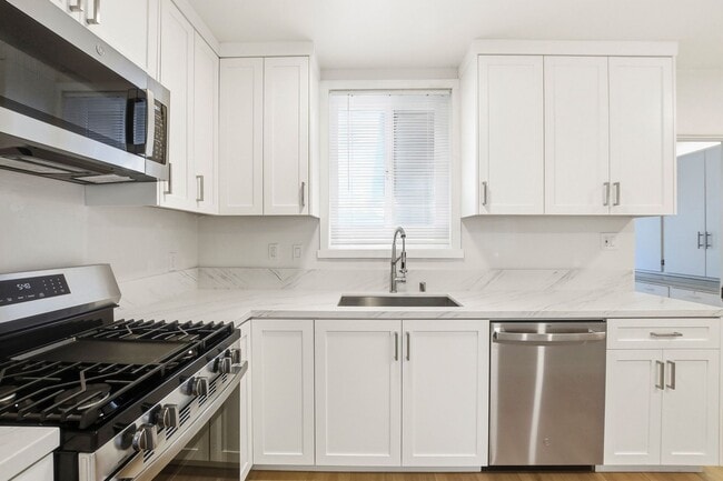 Foto del edificio - 1 BLOCK TO THE BEACH! COMPLETELY REMODELED 2BD/2BA OCEAN BEACH UNIT WITH TANDEM PARKING! $4,795/MO