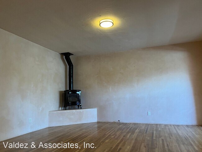 Building Photo - 2 br, 1 bath House - 201 Alamo Dr.