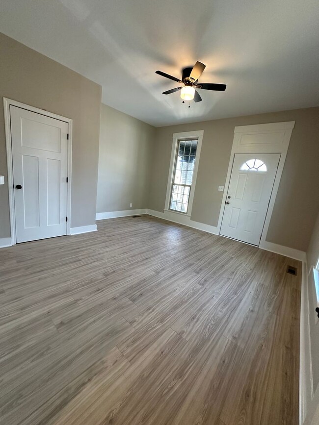 Foto del edificio - NEWLY RENOVATED 3BR/1BA HOME IN NEW ALBANY!