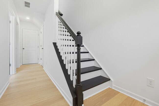 Foto del edificio - Brand-new three-story townhome in the Univ...
