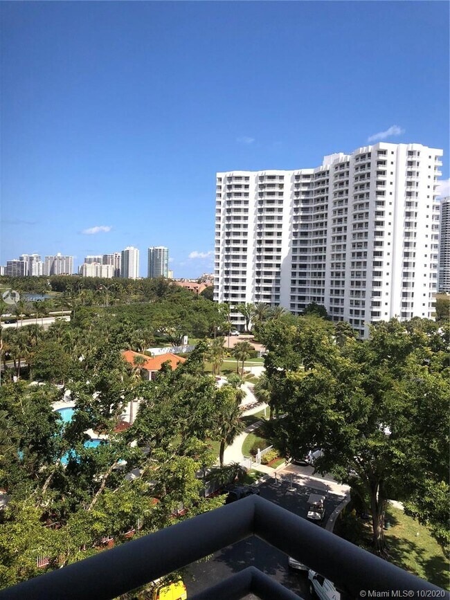 Foto del edificio - 3300 NE 191st St