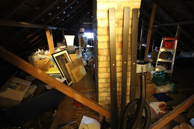 Building Photo - Quiet Upstairs Apartment in Provo |Available Now|