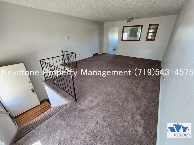 Foto del edificio - Charming Townhome in Pueblo West – Comfortable & Convenient Living $1300/$1300