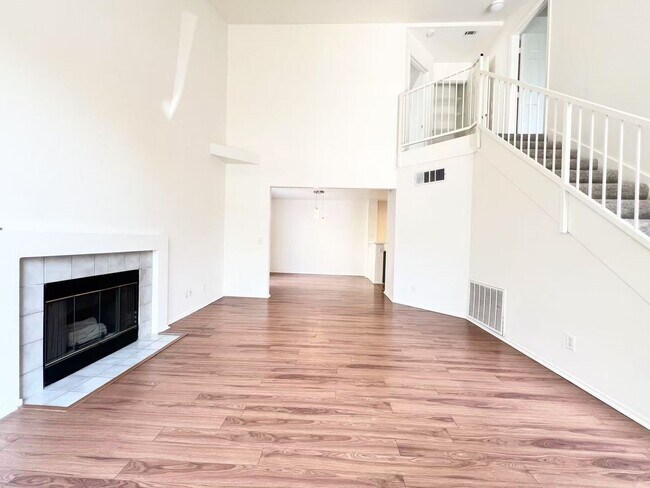 Foto del edificio - Spacious Townhome in Desirable Green Valle...