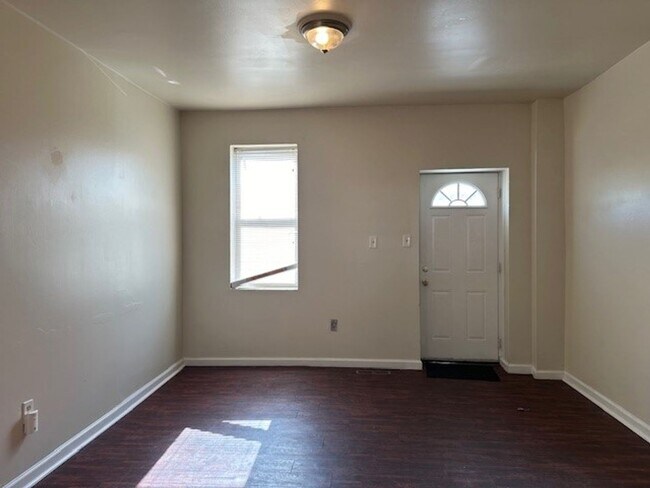 Building Photo - 3 Story 3 Bedroom 1 Bathroom Row Home For ...