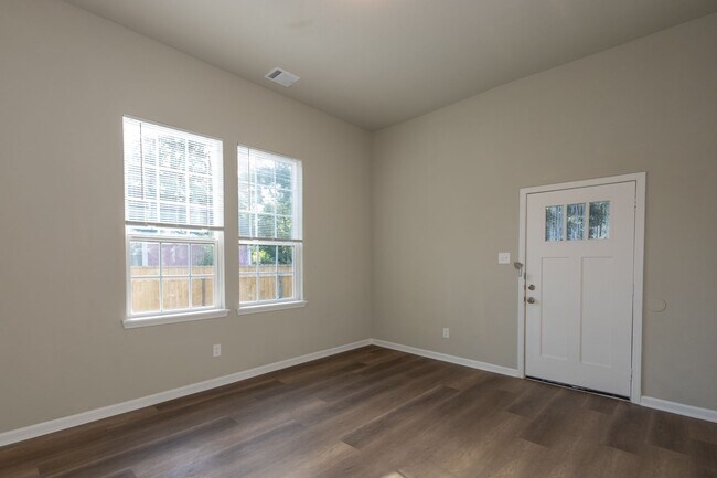 Building Photo - Move in ready 2 bedroom 1 bath duplex in 7...