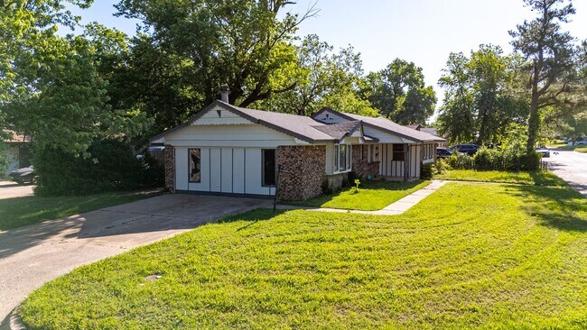 Building Photo - 4 Bedroom Must See!!