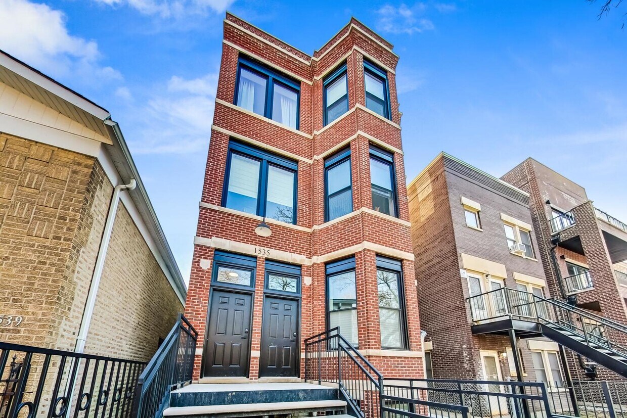 Primary Photo - 1535 N Maplewood Ave