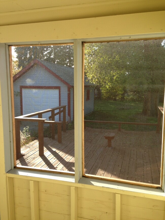 Building Photo - 821 Diamond Ave NE