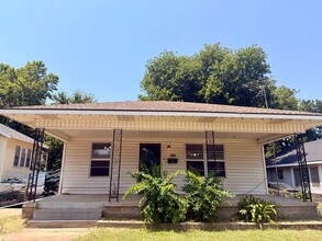 Building Photo - 816 N Broadway Ave