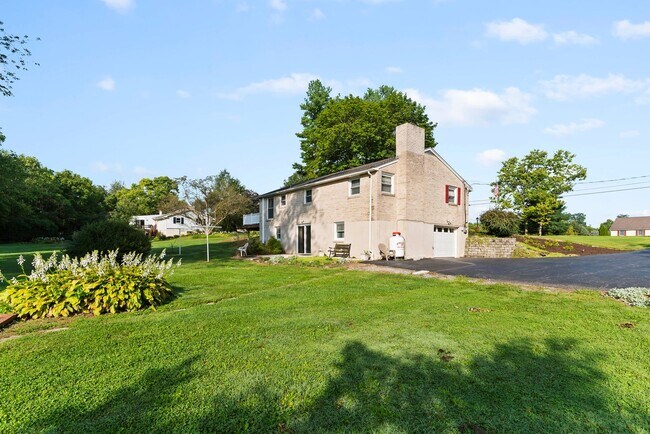 Foto del edificio - 3 Bedroom, 1 Bathroom - Single Family Rancher