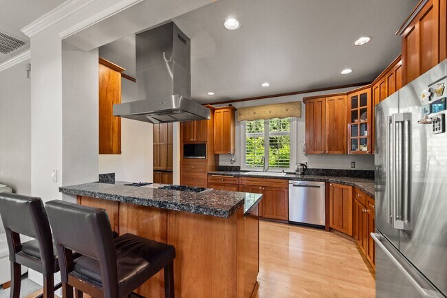 Foto del edificio - Luxury Remodeled Home in Prime West Bellevue Location