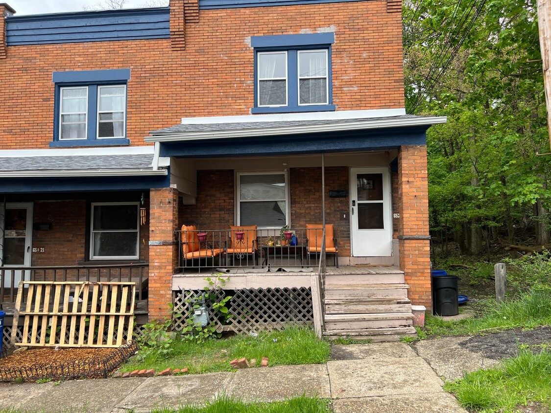 Primary Photo - Charming 2-Bedroom Townhome with Central A...