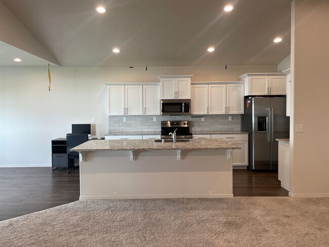 Building Photo - 1 year old 3 Bedroom 2 Bath Rambler in Mos...