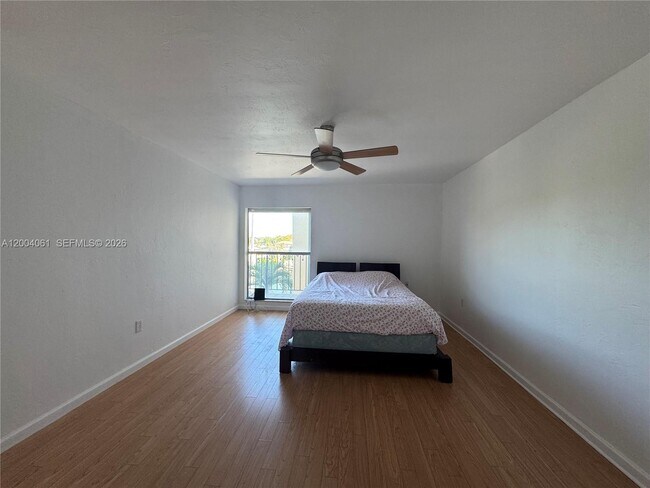 Foto del edificio - 2600 NE 135th St