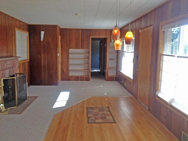 Building Photo - 1424 Acacia Dr.
