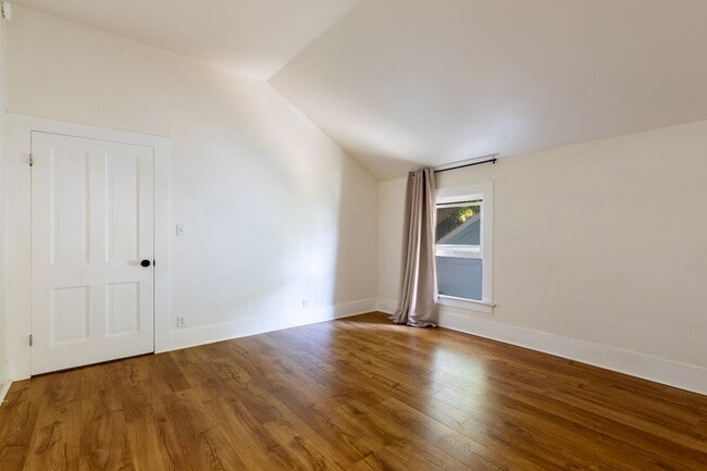 Building Photo - 214 W Ortega St