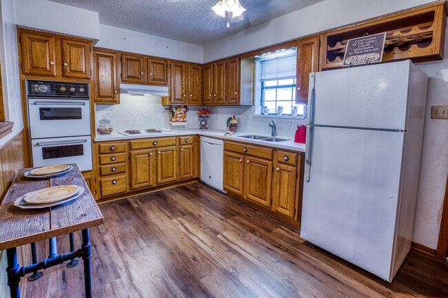 Building Photo - 402 Cottonwood St