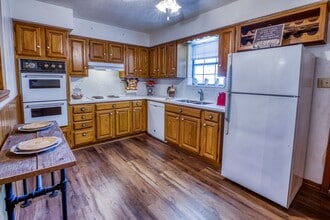 Building Photo - 402 Cottonwood St