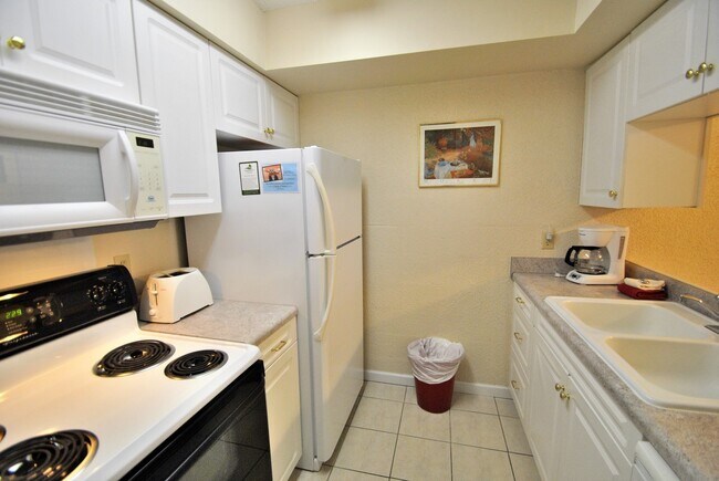 Building Photo - Freshly updated condo in an excellent loca...