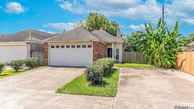 Building Photo - 9231 Pecan Tree Dr