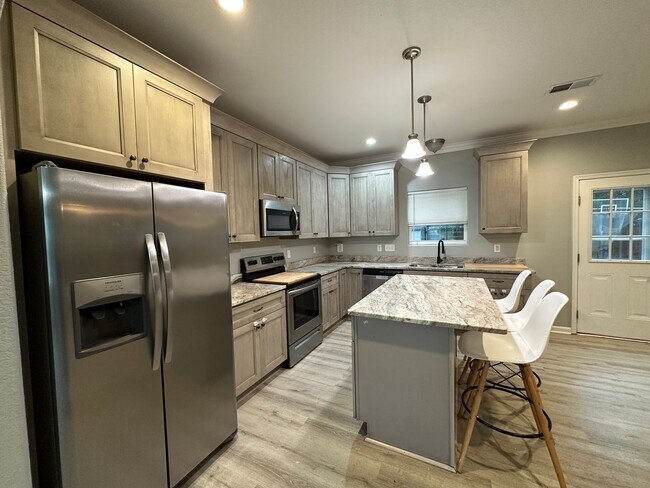 Building Photo - Spacious and beautifully designed home wit...