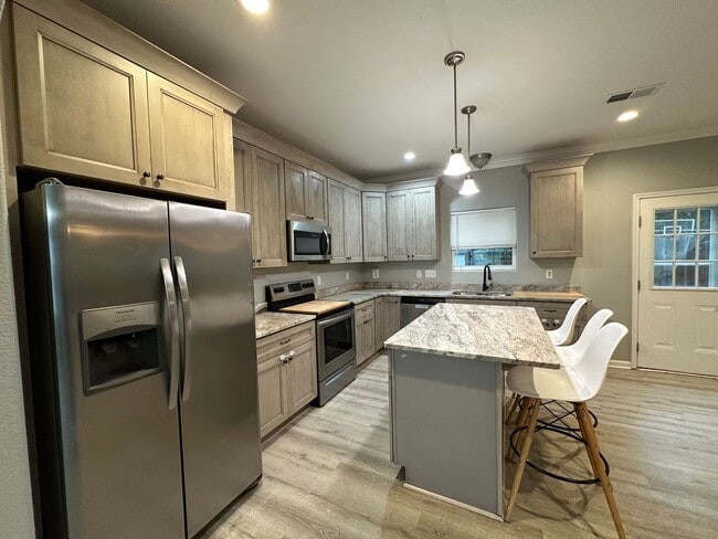Foto del edificio - Spacious and beautifully designed home wit...