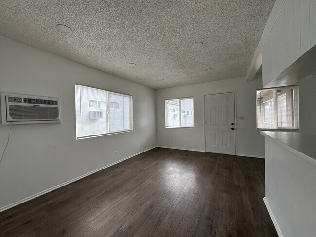Foto del edificio - 235 &amp; 237 W. Tujunga Ave.