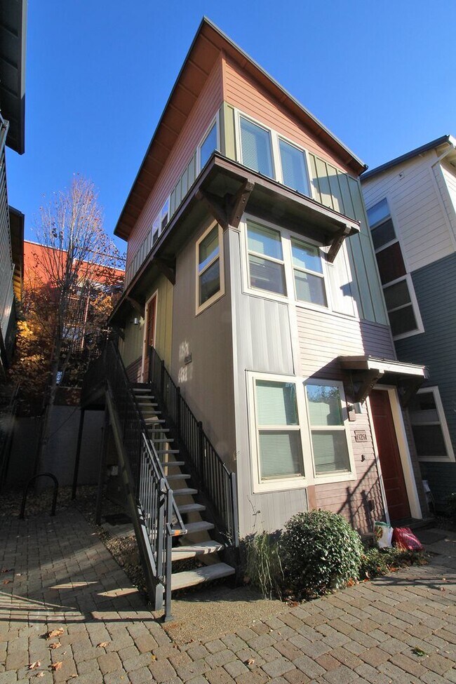 Foto del edificio - SE DIVISION/HAWTHORNE LOFT: FULLY FURNISHED