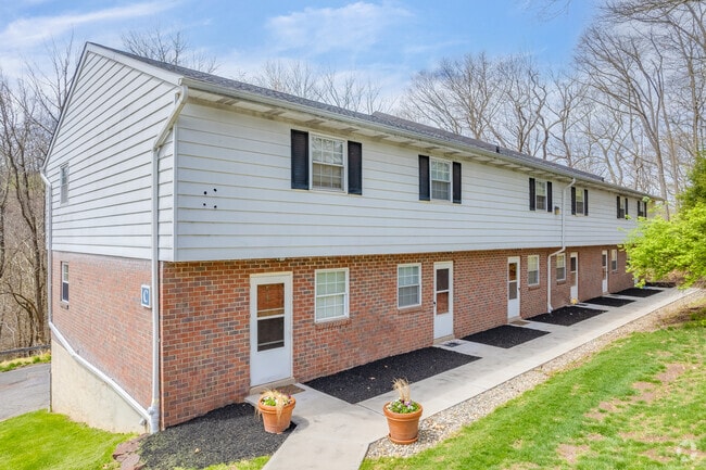 Building Photo - Pine Crest Apartments