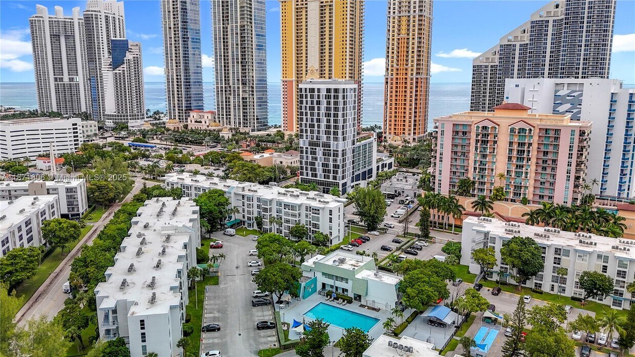 Foto principal - 17560 Atlantic Blvd