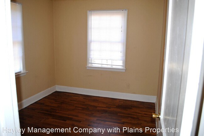 Building Photo - 2 br, 1 bath House - 504 N. RailRoad
