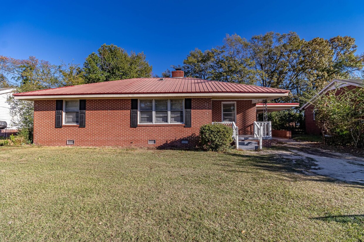 Foto principal - Brick Home For Rent in Goldsboro! 3 Bedroo...