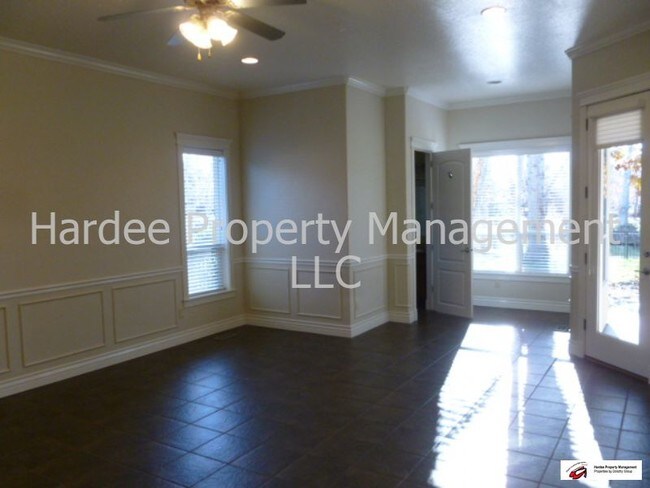 Foto del edificio - 413 W Two Rivers Dr