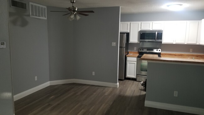 Breakfast area - 6108 Abrams Rd