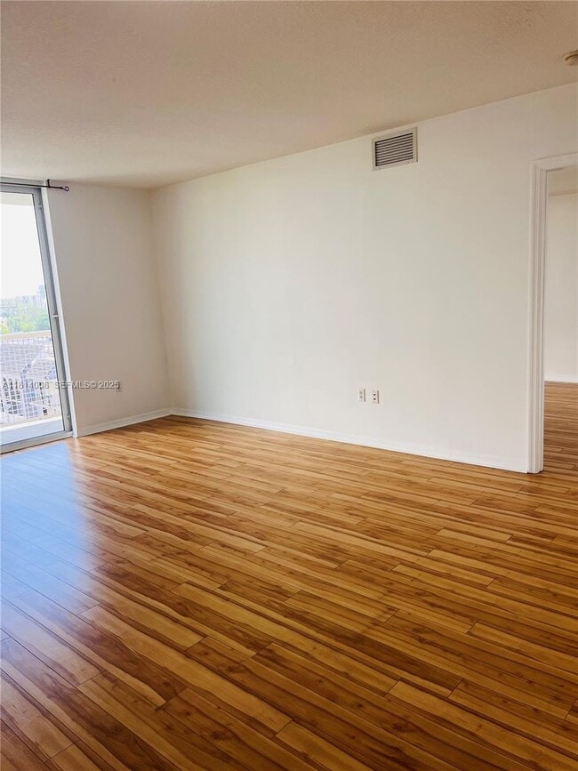 Foto del edificio - 900 SW 8th St