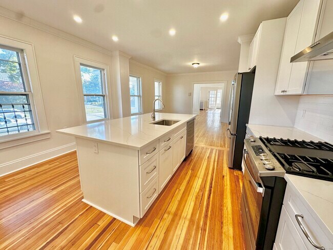 Building Photo - 370 Stratfield Rd