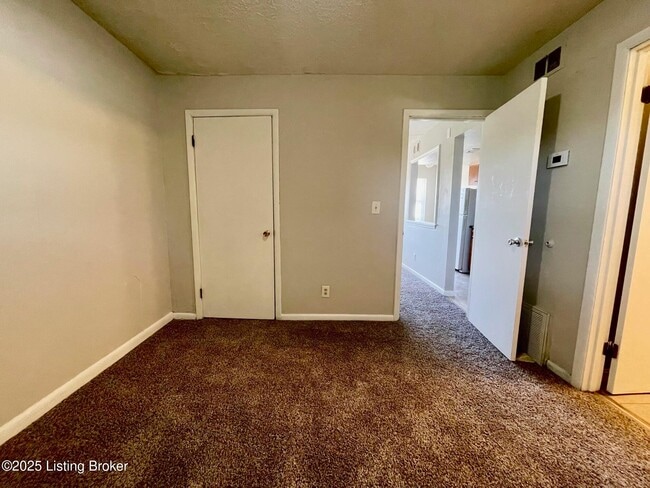 Building Photo - 4143 Hillview Ave