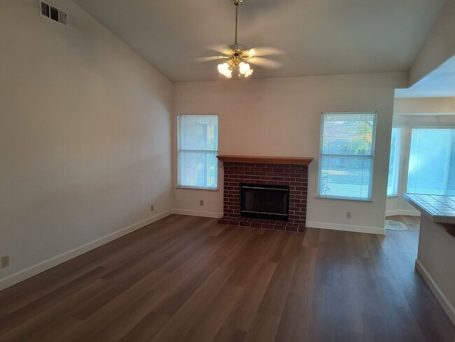 Building Photo - 4 Bedroom Available Now In Roseville!