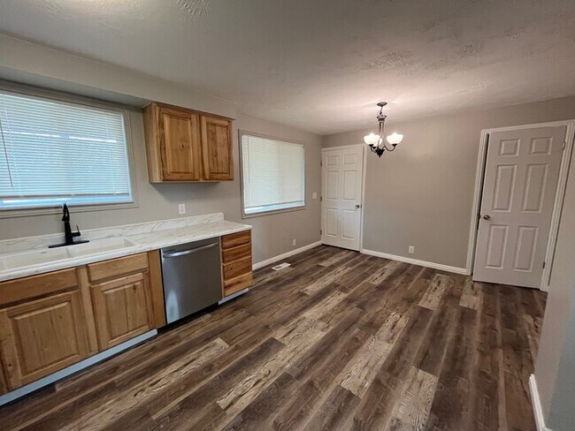 Foto del edificio - Remodeled Taylorsville 5 Bedroom!