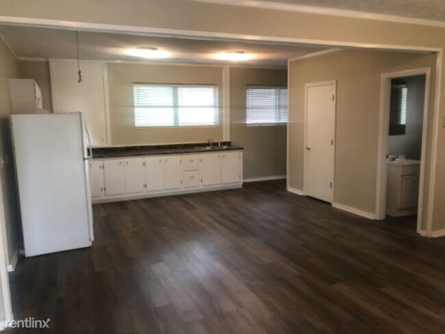 Building Photo - 2 br, 1.5 bath House - 208 S Center St